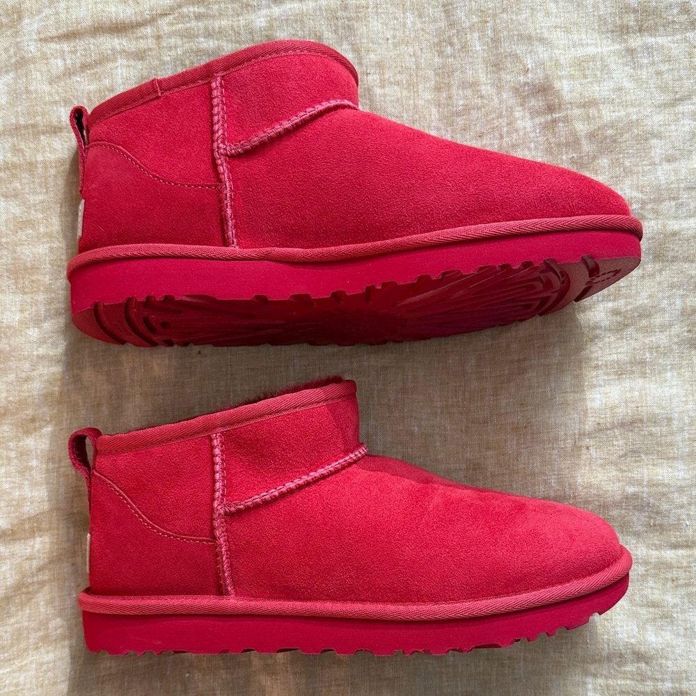 UGG Ultra mini in Ribbon Red new without tags - Picture 4 of 17